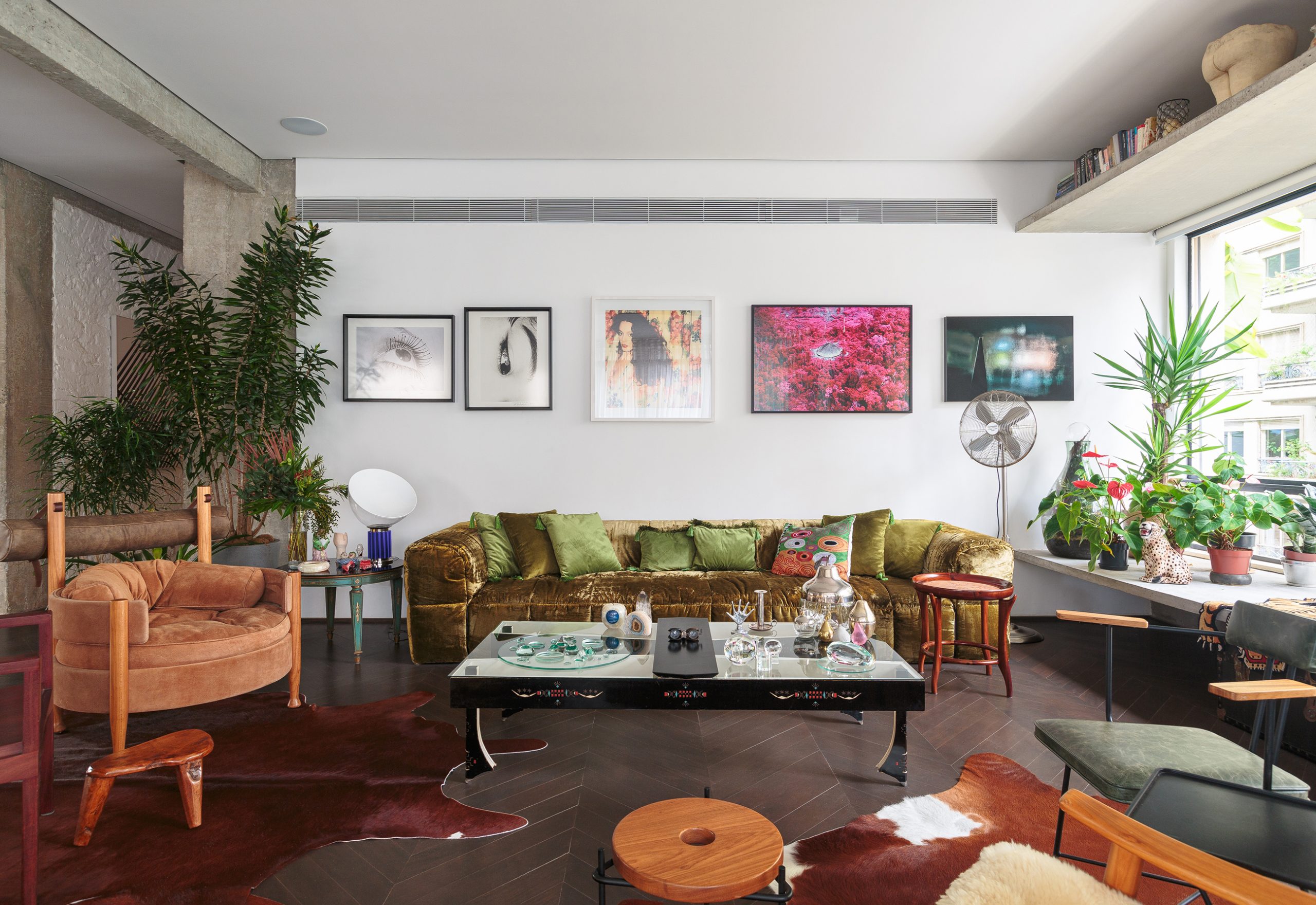 decoração ap sala com sofá de veludo verde, muitos quadros e poltrona sergio rodrigues