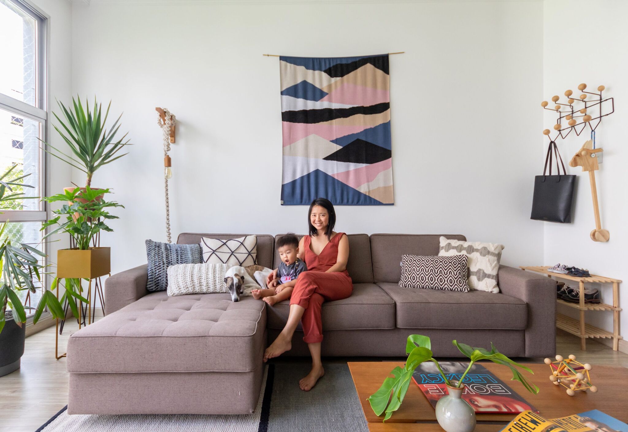 decoração sala com sofá cinza, cabideiro eames e manta na parede