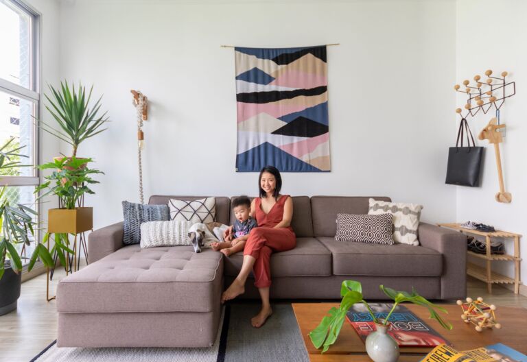 decoração sala com sofá cinza, cabideiro eames e manta na parede