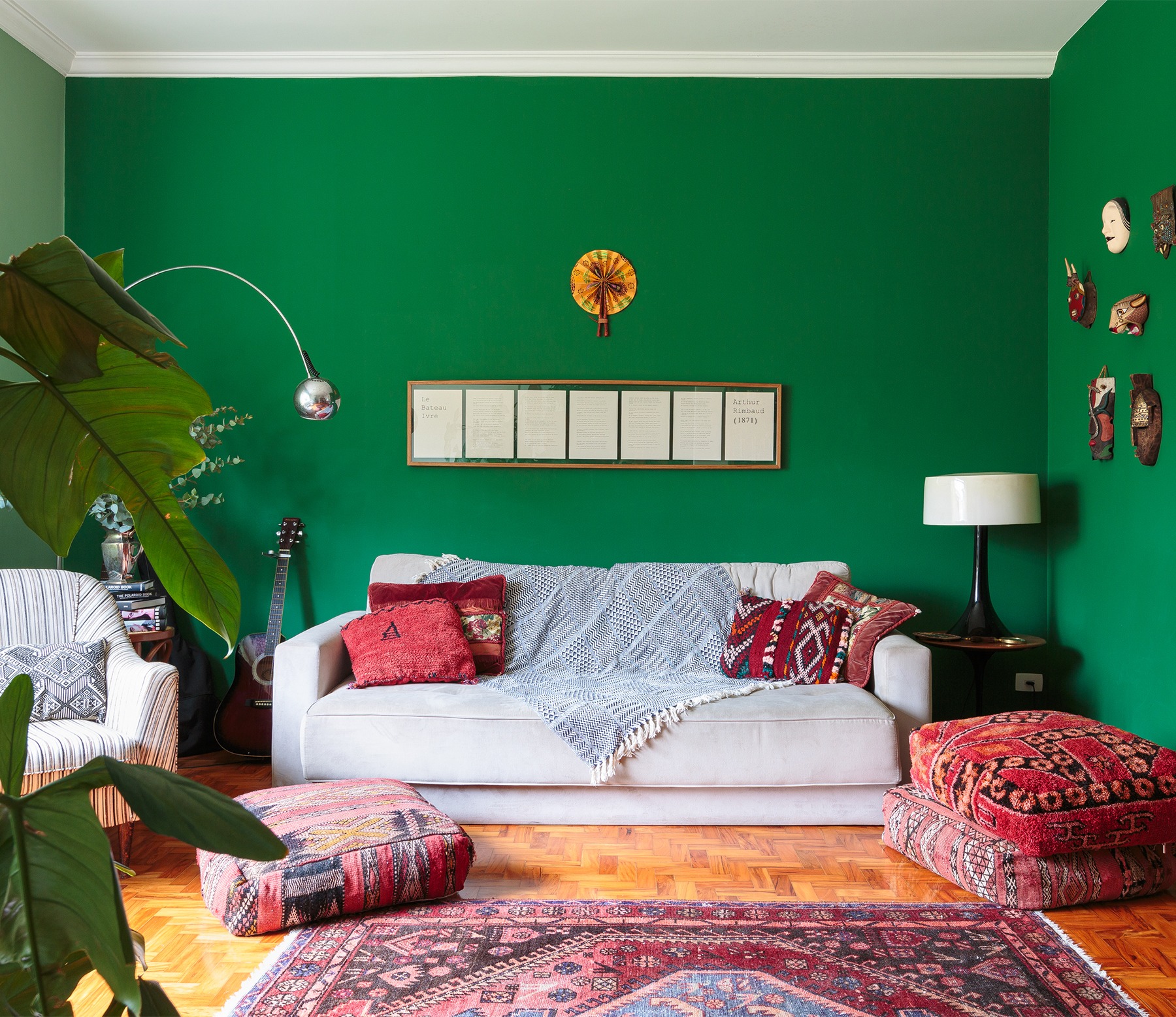 decoração sala com parede verde, pufes coloridos