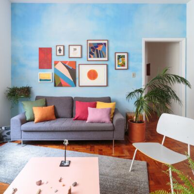 decoração papel de parede antes e depois sala com muitos quadros