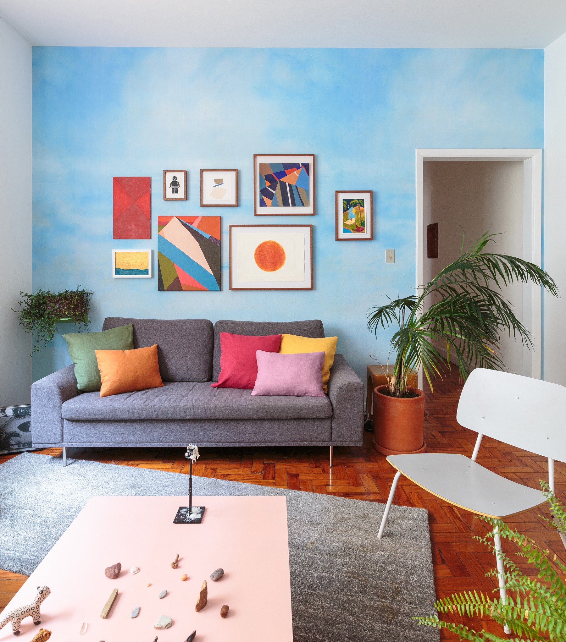 decoração papel de parede antes e depois sala com muitos quadros