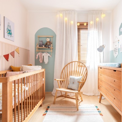 Antes e Depois quarto de bebê meia parede azul, berço e trocador de madeira e cordão de luz