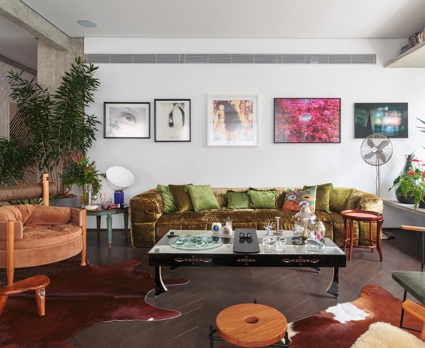 decoração ap sala com sofá de veludo verde, muitos quadros e poltrona sergio rodrigues
