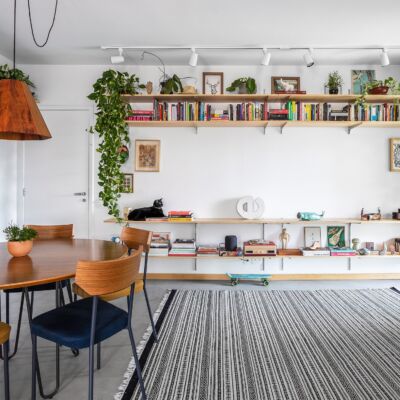 decoração sala com prateleiras e mesa de madeira com plantas