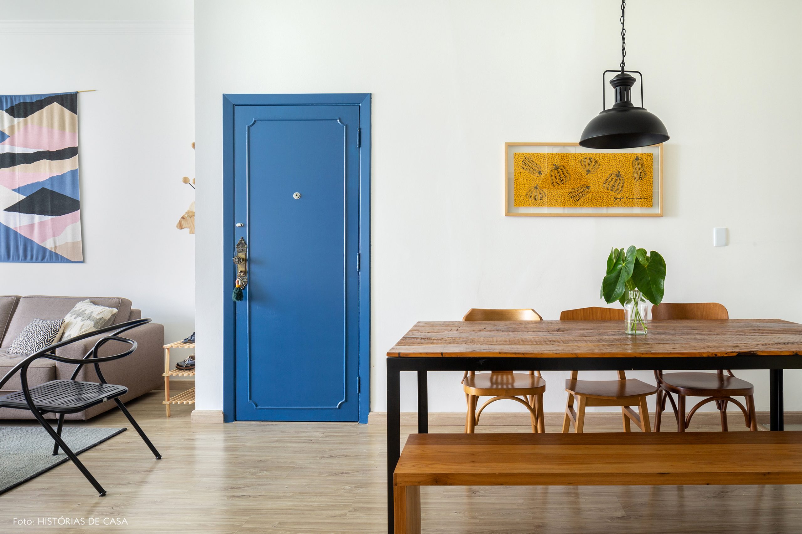 decoração sala jantar com banco de madeira, porta azul