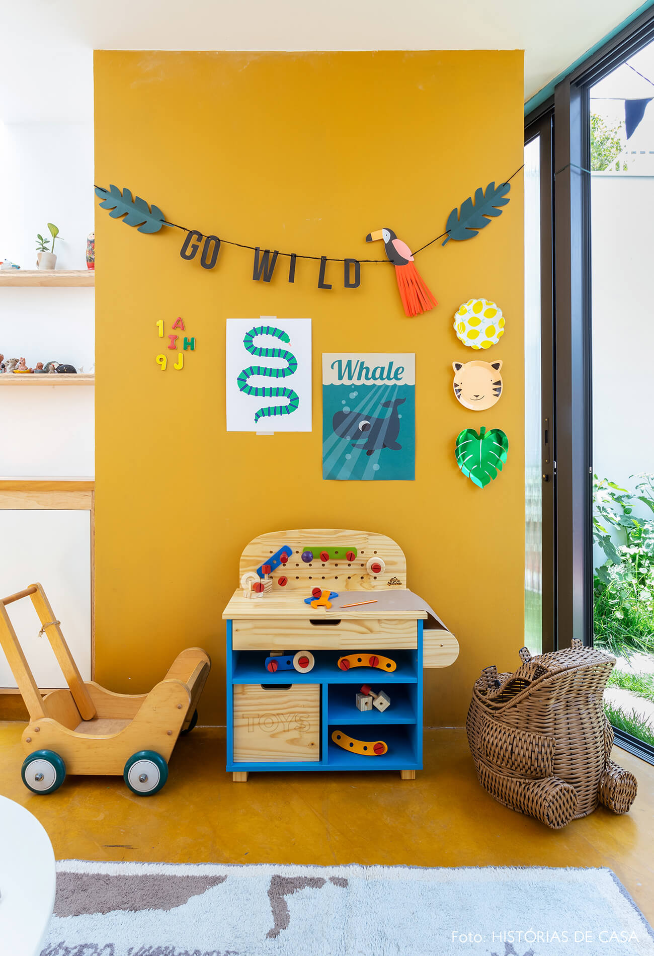 decoração quarto infantil oficina madeira cesto posters parede amarela