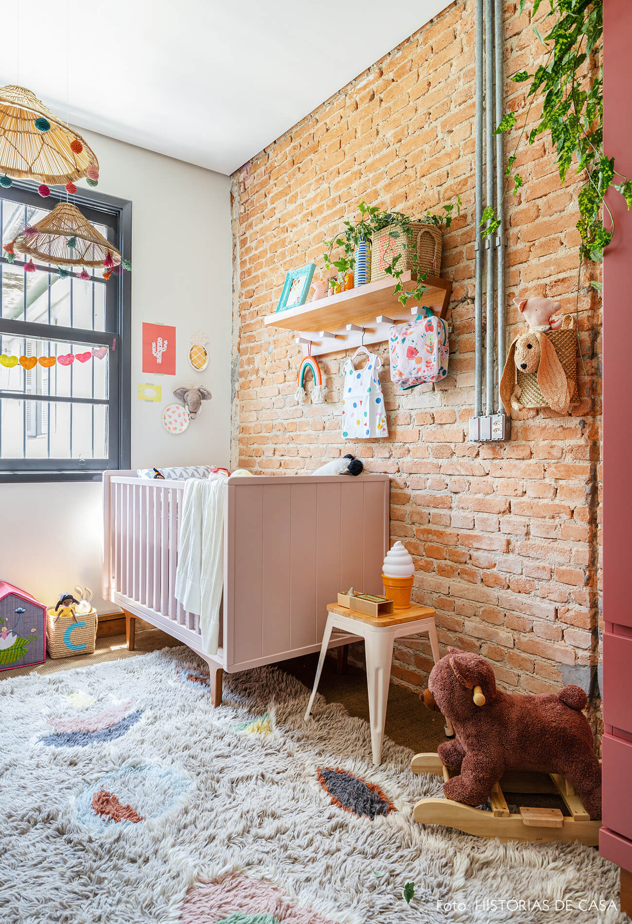 decoração quarto infantil berço cestos banco tolix