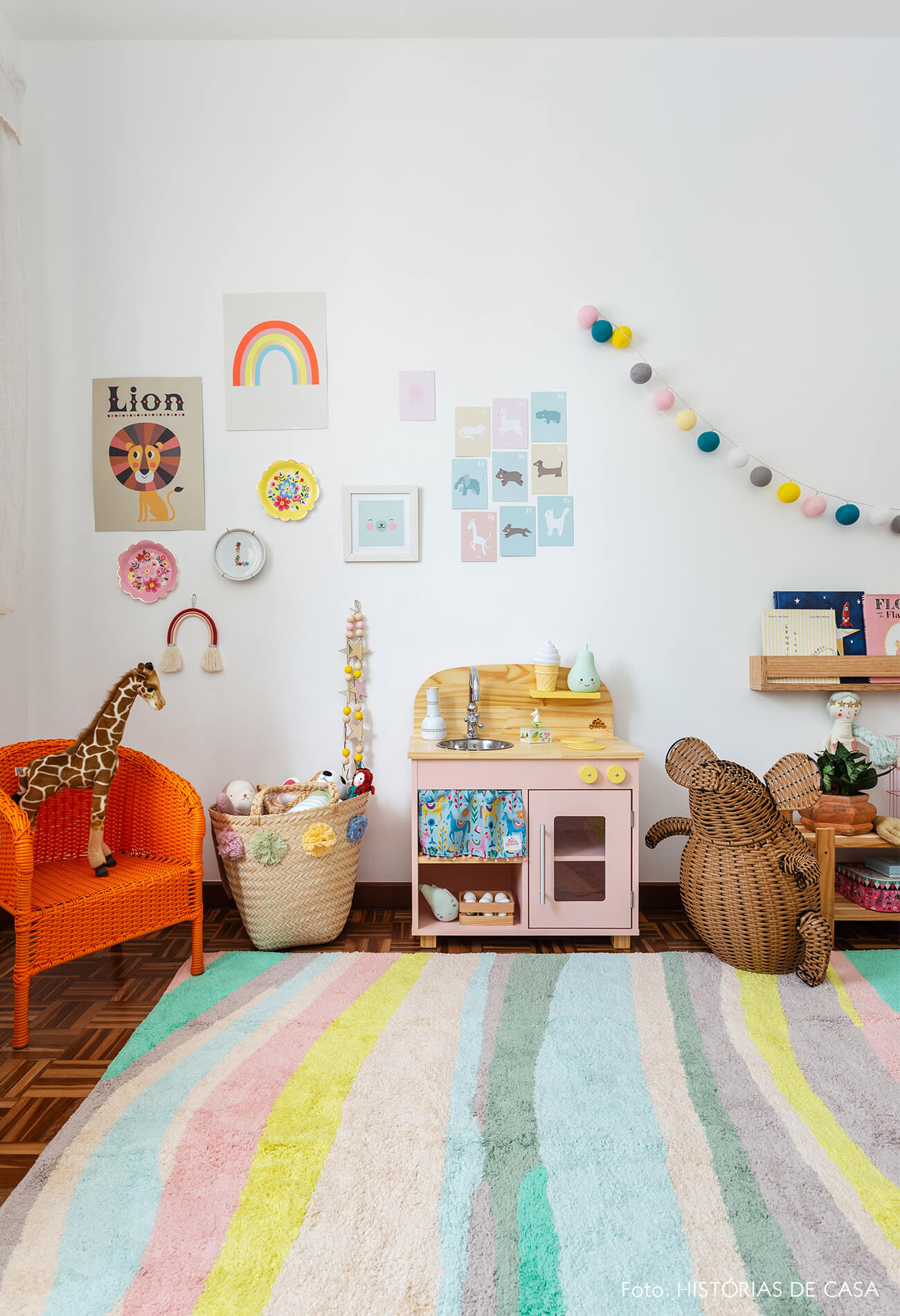 decoração quarto infantil cadeira palha cestos cozinha madeira tapete colorido cordão de luz