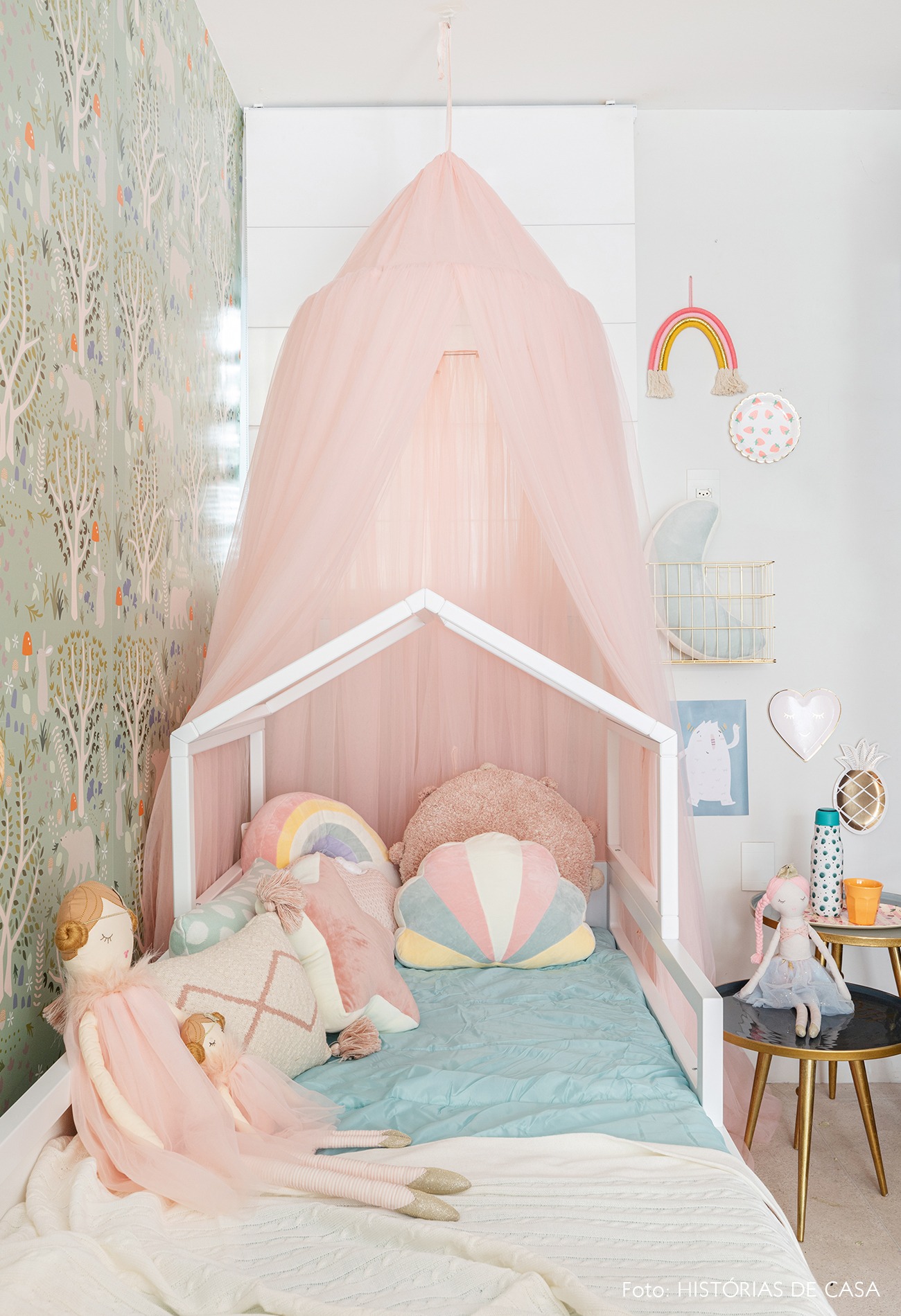 quarto infantil colorido tenda rosa tule, almofadas coloridas, papel de parede