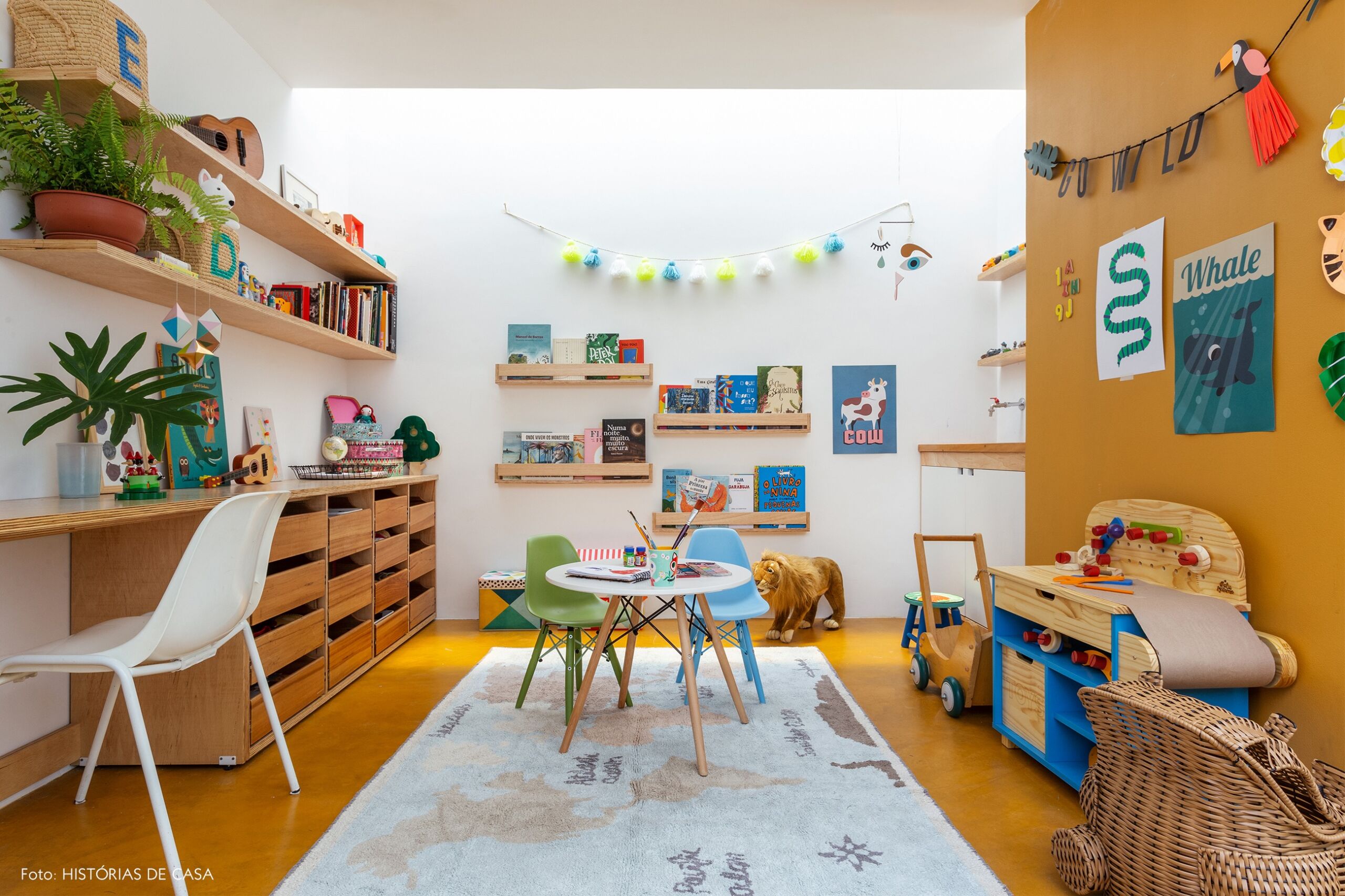 quarto infantil decoração com cestos cadeira e mesa eames tapete estampado