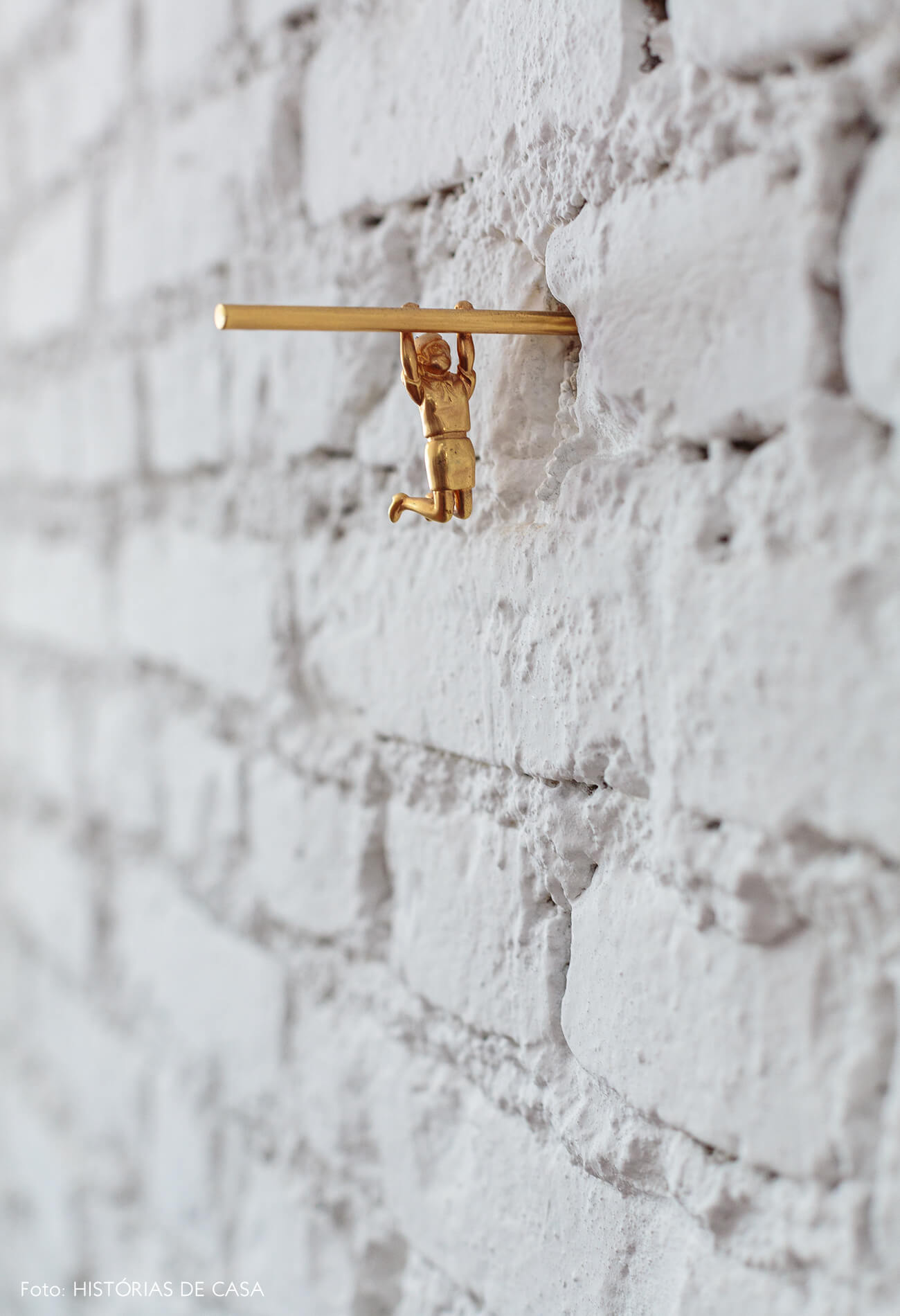 decoração parafuso decorativo dourado em parede de tijolos