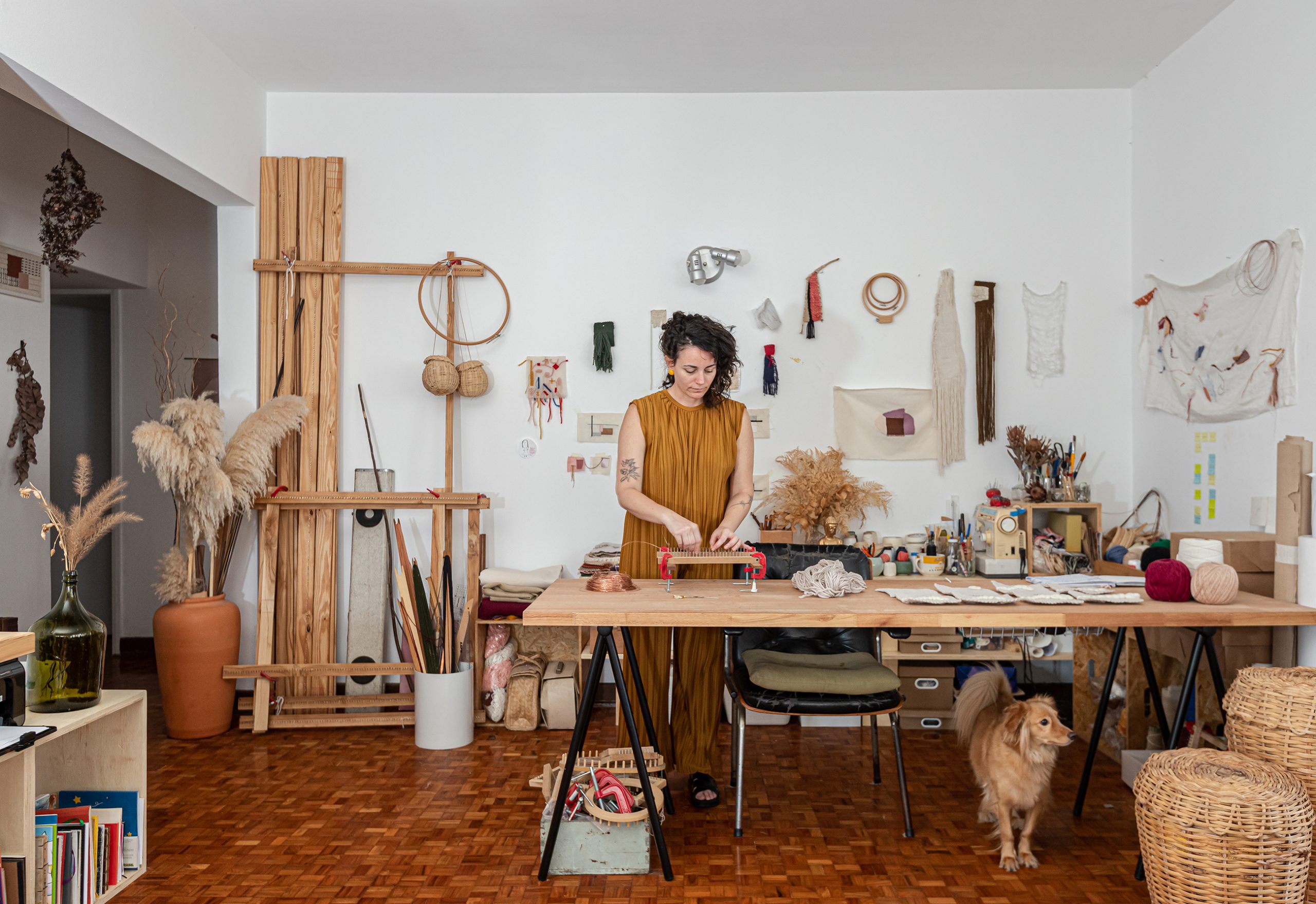 decoração retrato em atelie com cestos e mesa de madeira cavalete