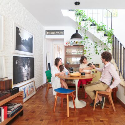 decoração retrato em sala colorida com muitos quadros