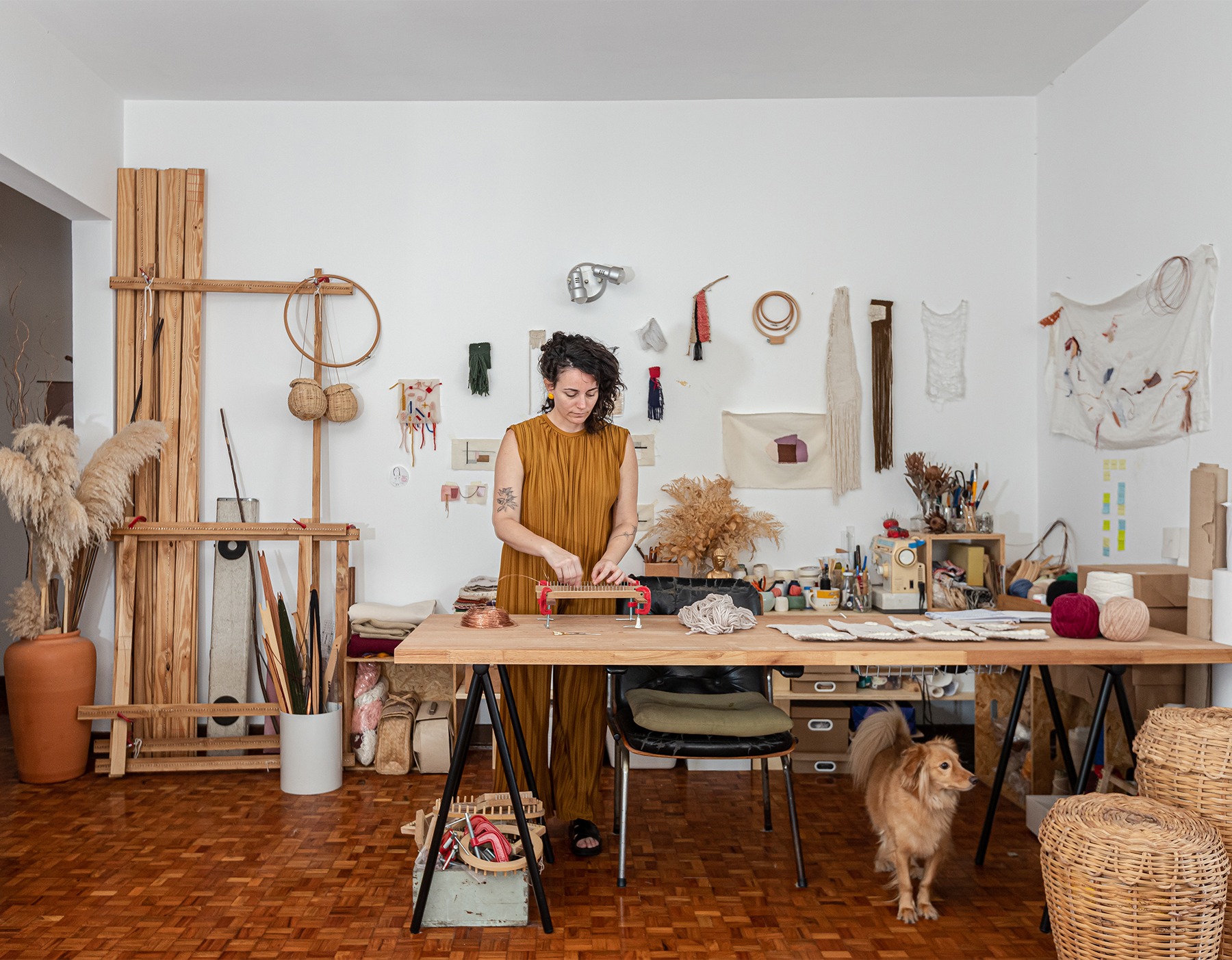 decoração retrato em atelie com cestos e mesa de madeira cavalete