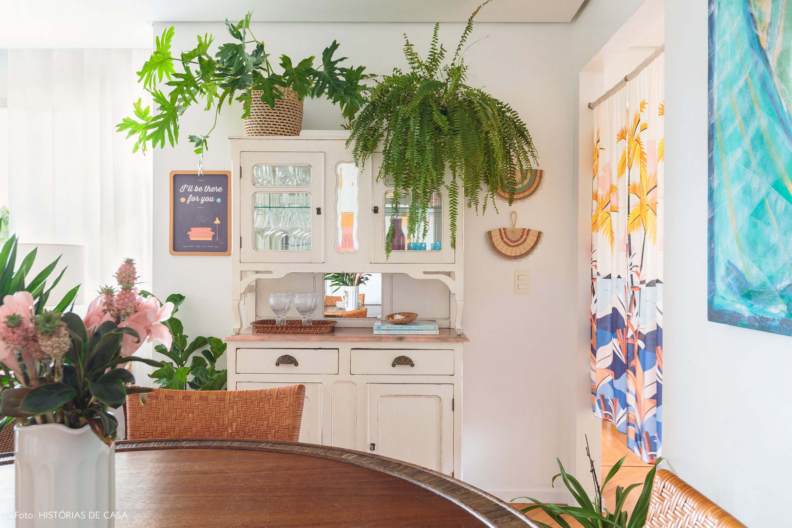 decoração praiana sala jantar com muitas plantas e cestos