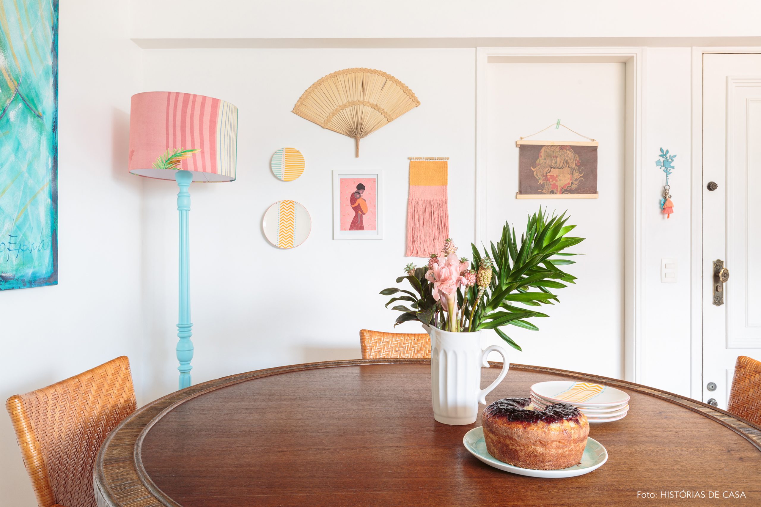 decoração praiana sala jantar com leques e tapçaria na parede e cadeiras de palha