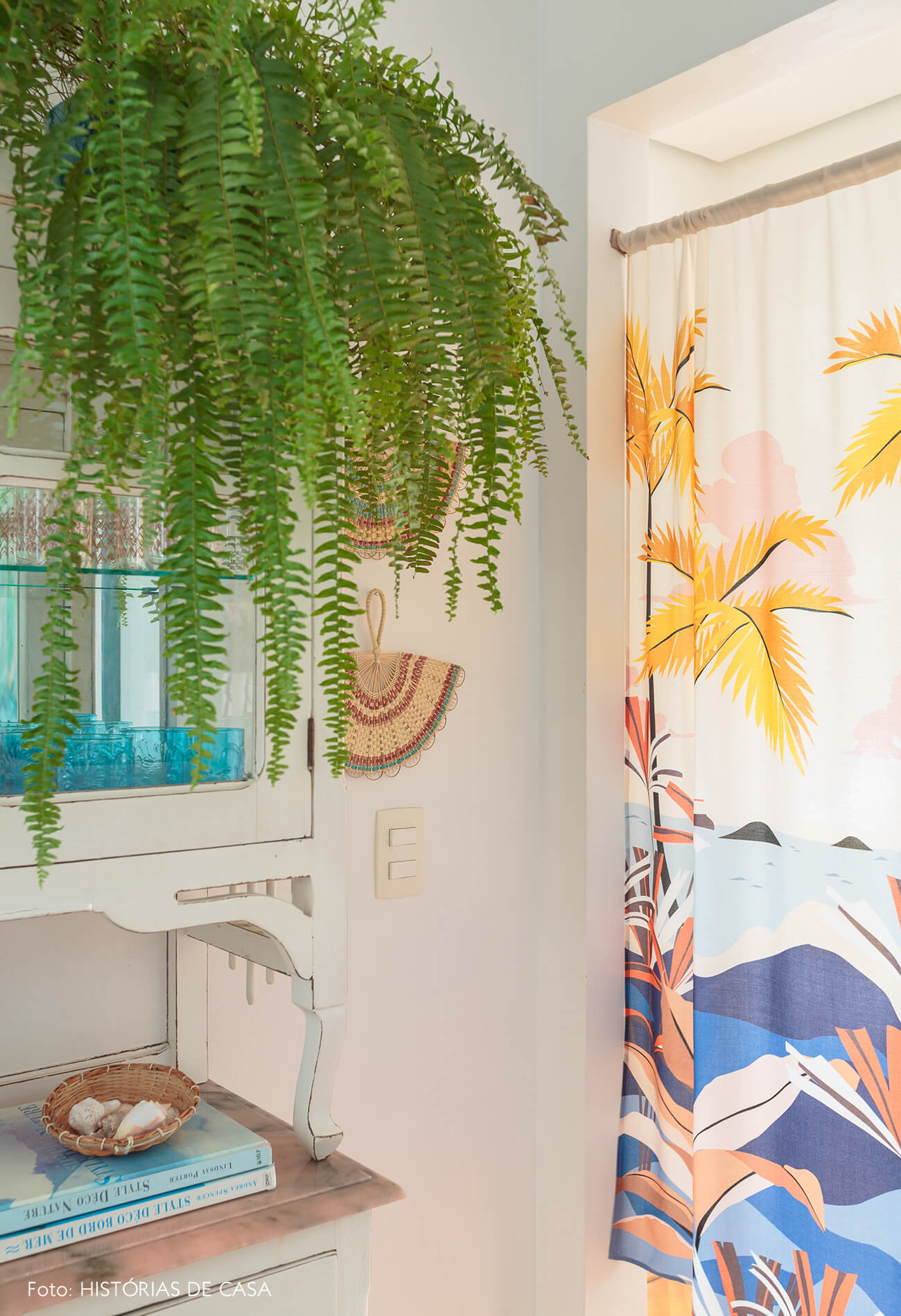 decoração praiana sala jantar com plantas e leques