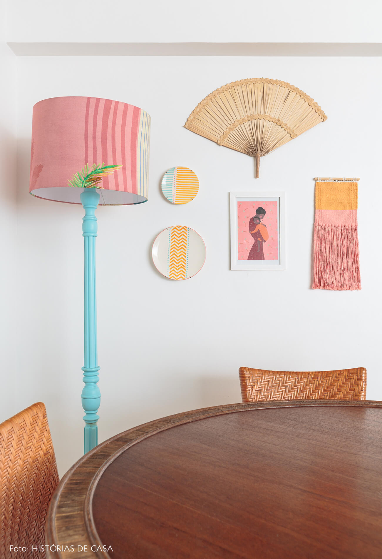 decoração praiana sala jantar com quadros e tapeçaria na parede
