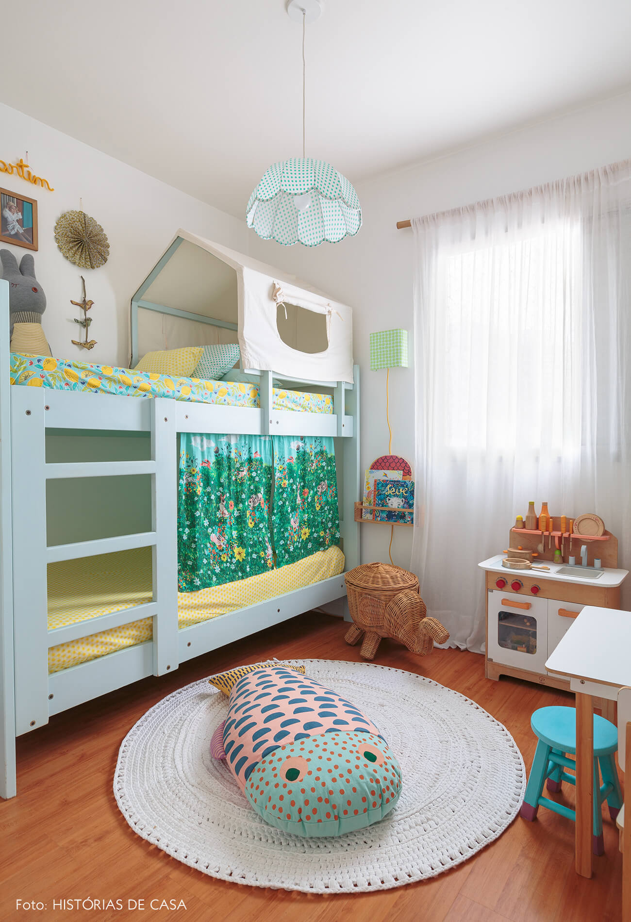 decoração praiana quarto infantil com cesto, moveis e brinquedos de madeira