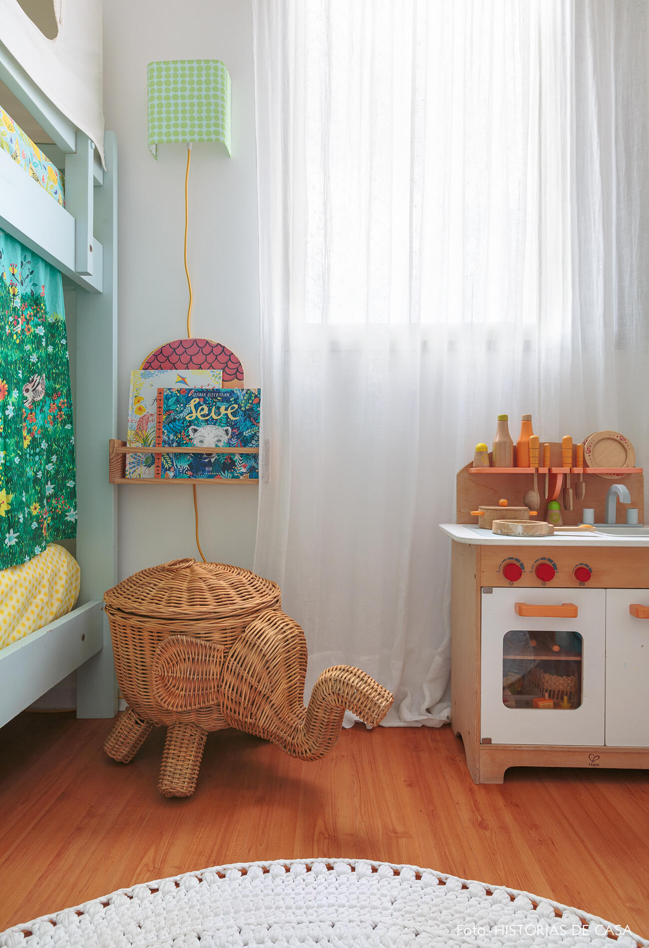decoração praiana quarto infantil com cesto e brinquedos de madeira
