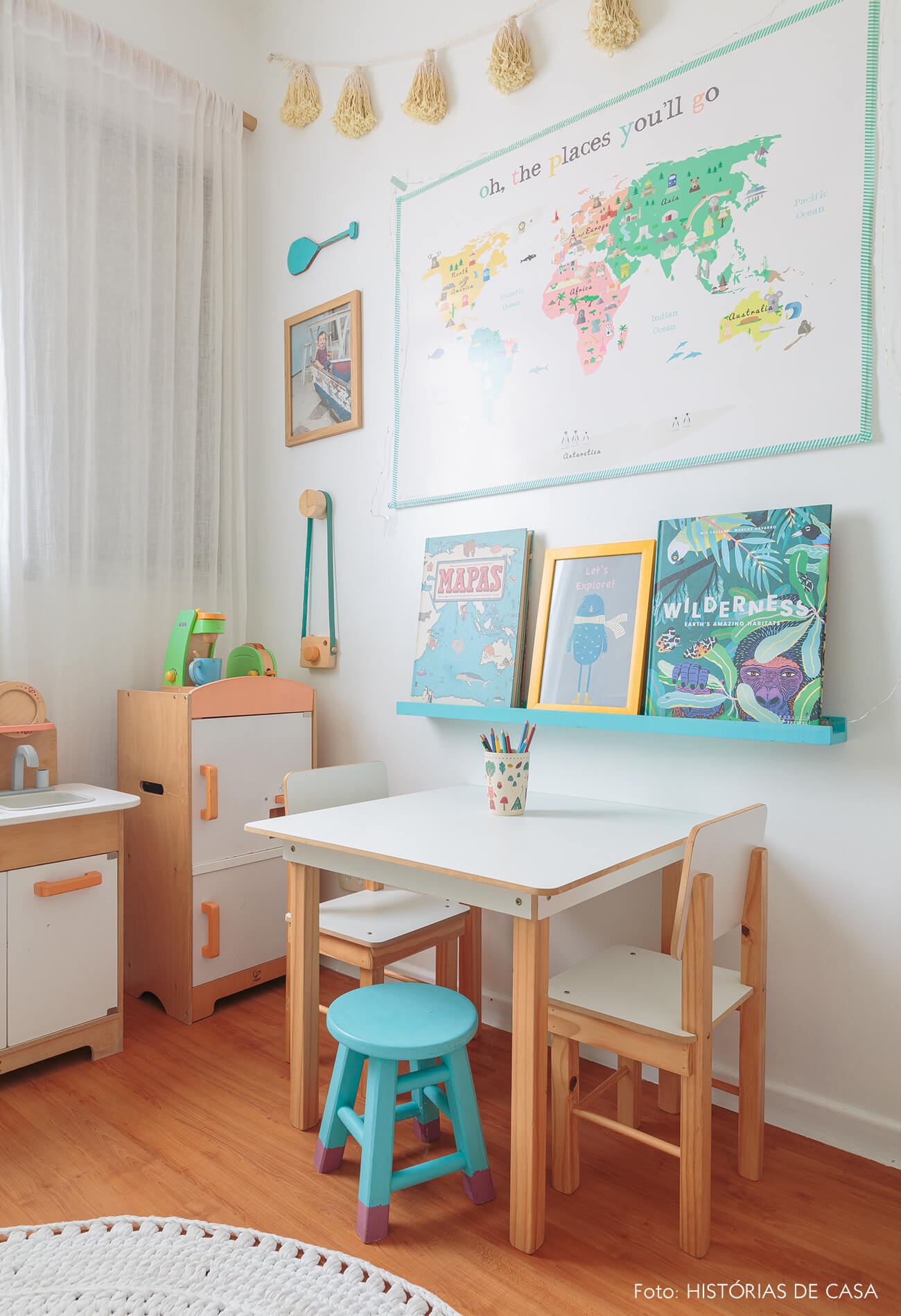 decoração praiana quarto infantil com móveis e cozinha de brinquedo de madeira