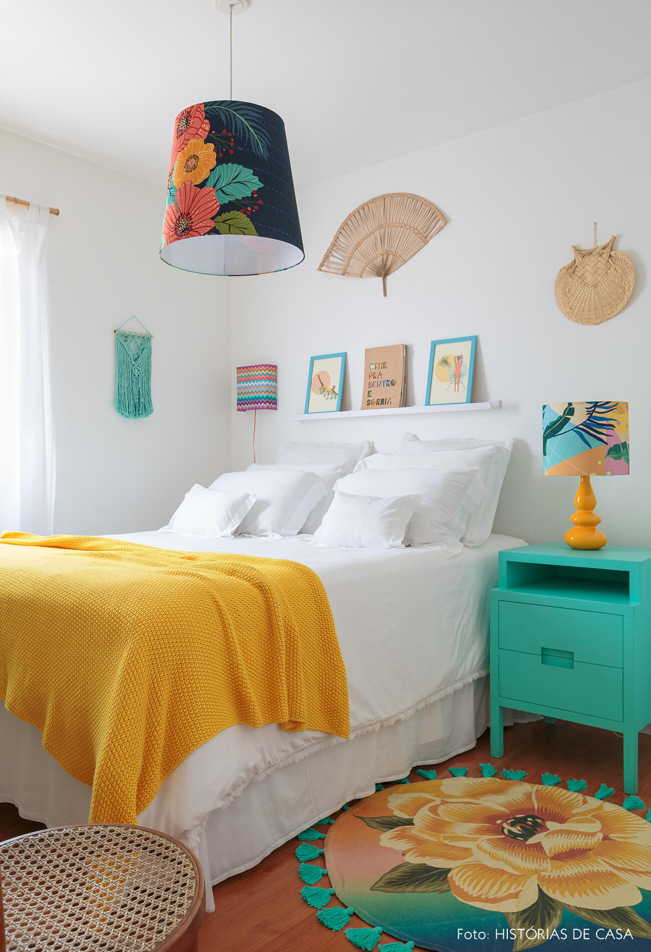 decoração praiana quarto com cadeira thonet, tapete e luminarias coloridos