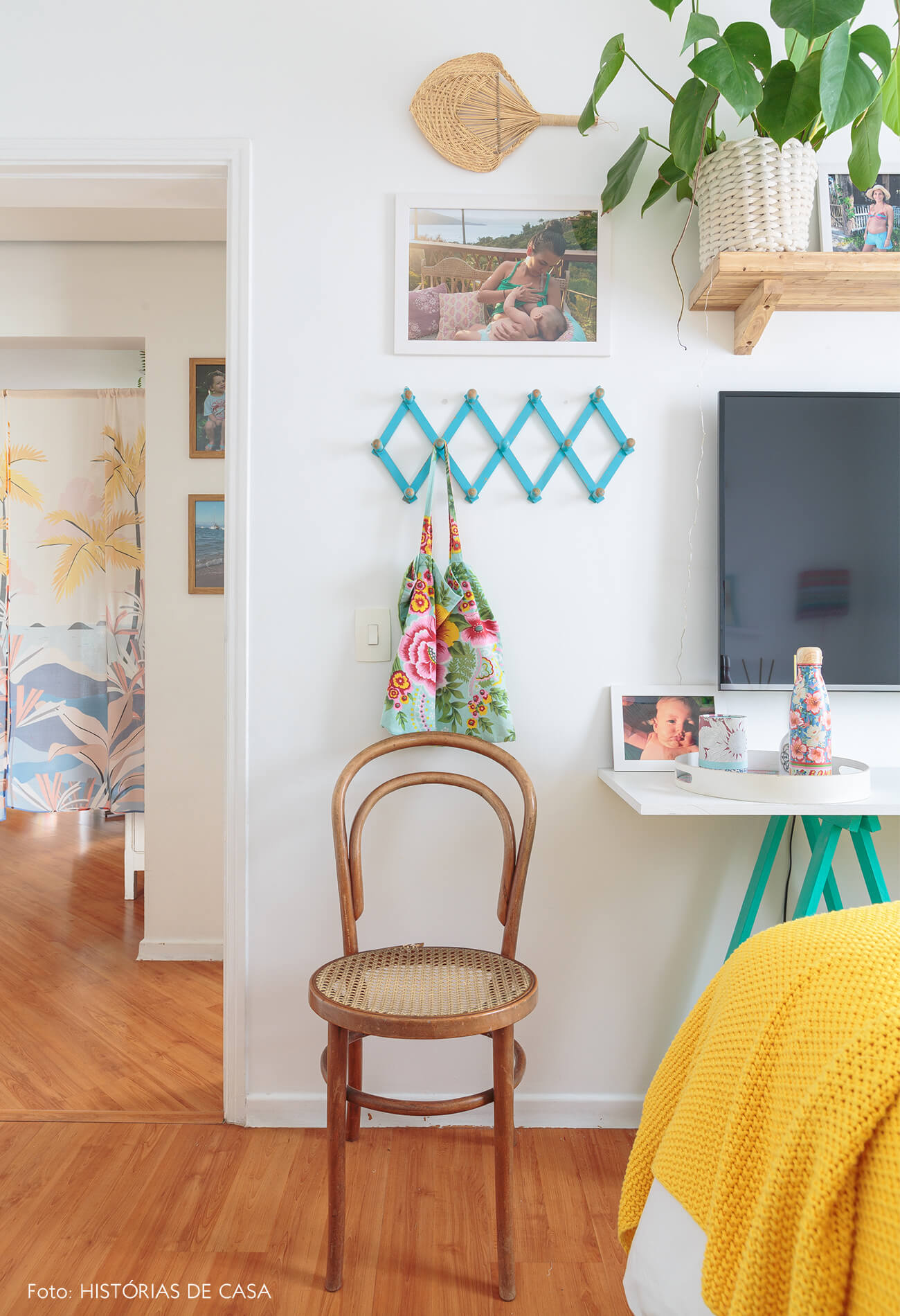 decoração praiana quarto com cadeira thonet e mesa de cavalete azul