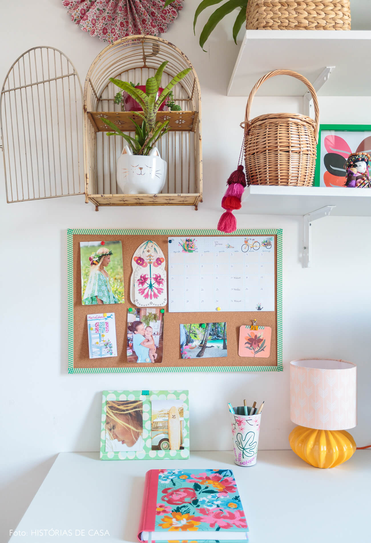 decoração praiana home office com cesto plantas e prateleiras brancas