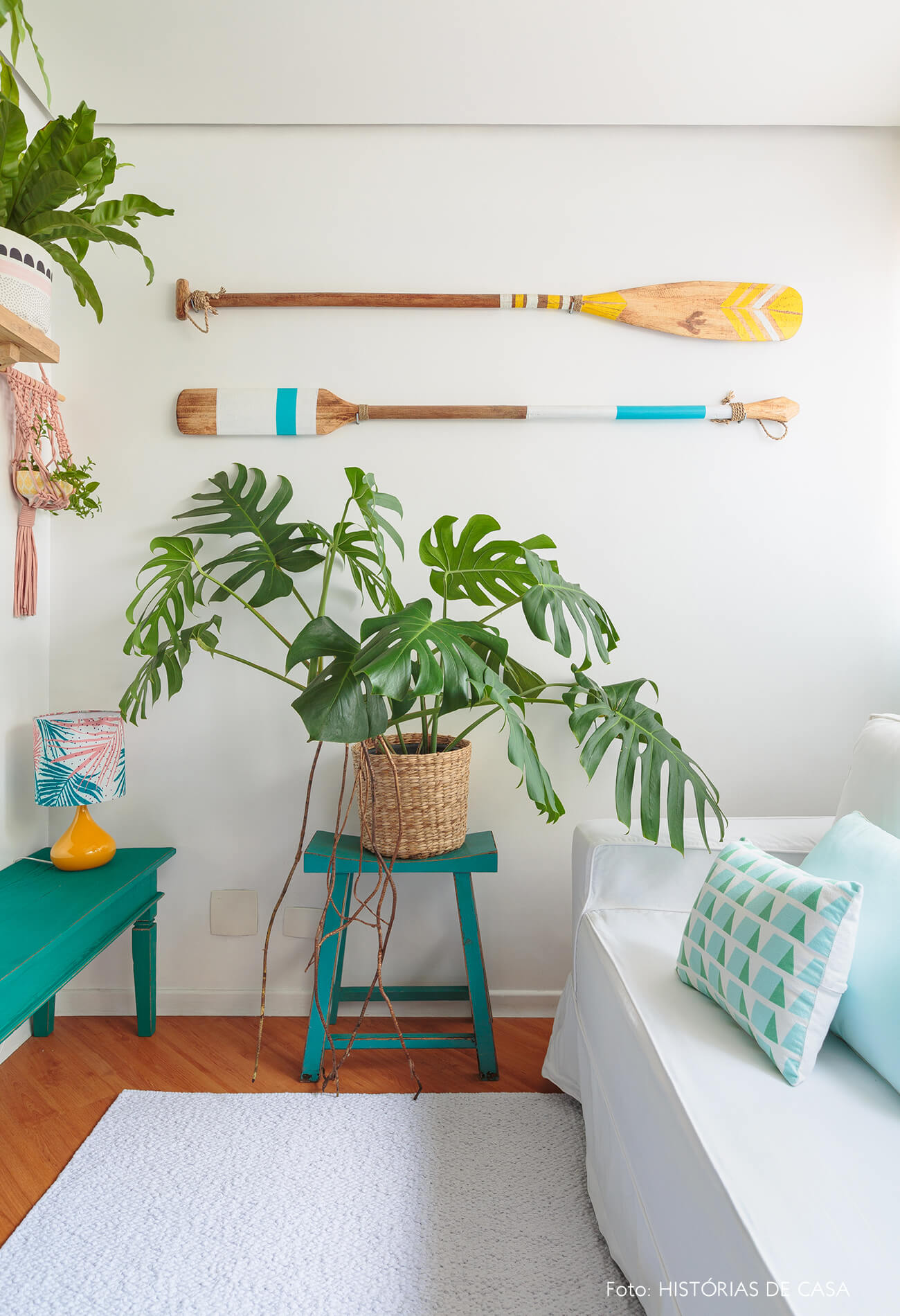 decoração praiana sala com plantas, cestos, e moveis azuis