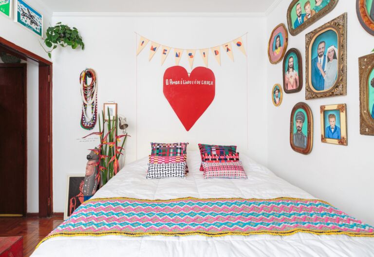 decoração quarto colorido com muitos quadros e varal decorativo