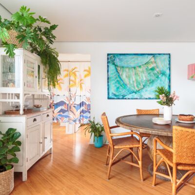 decoração sala jantar praiano com cestos muitas plantas e cadeiras de palha