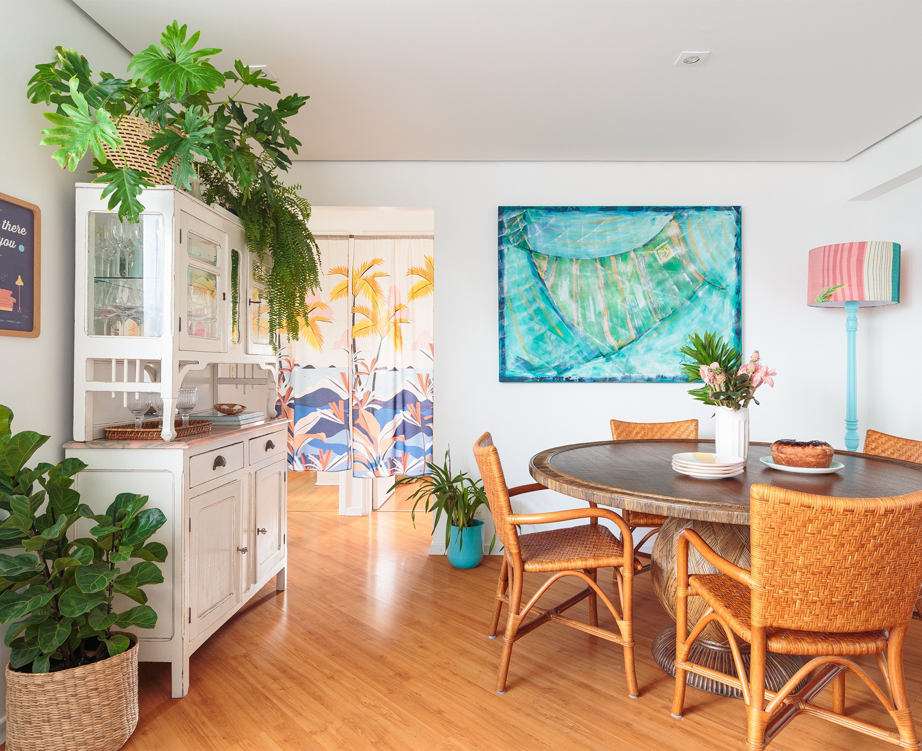decoração sala jantar praiano com cestos muitas plantas e cadeiras de palha