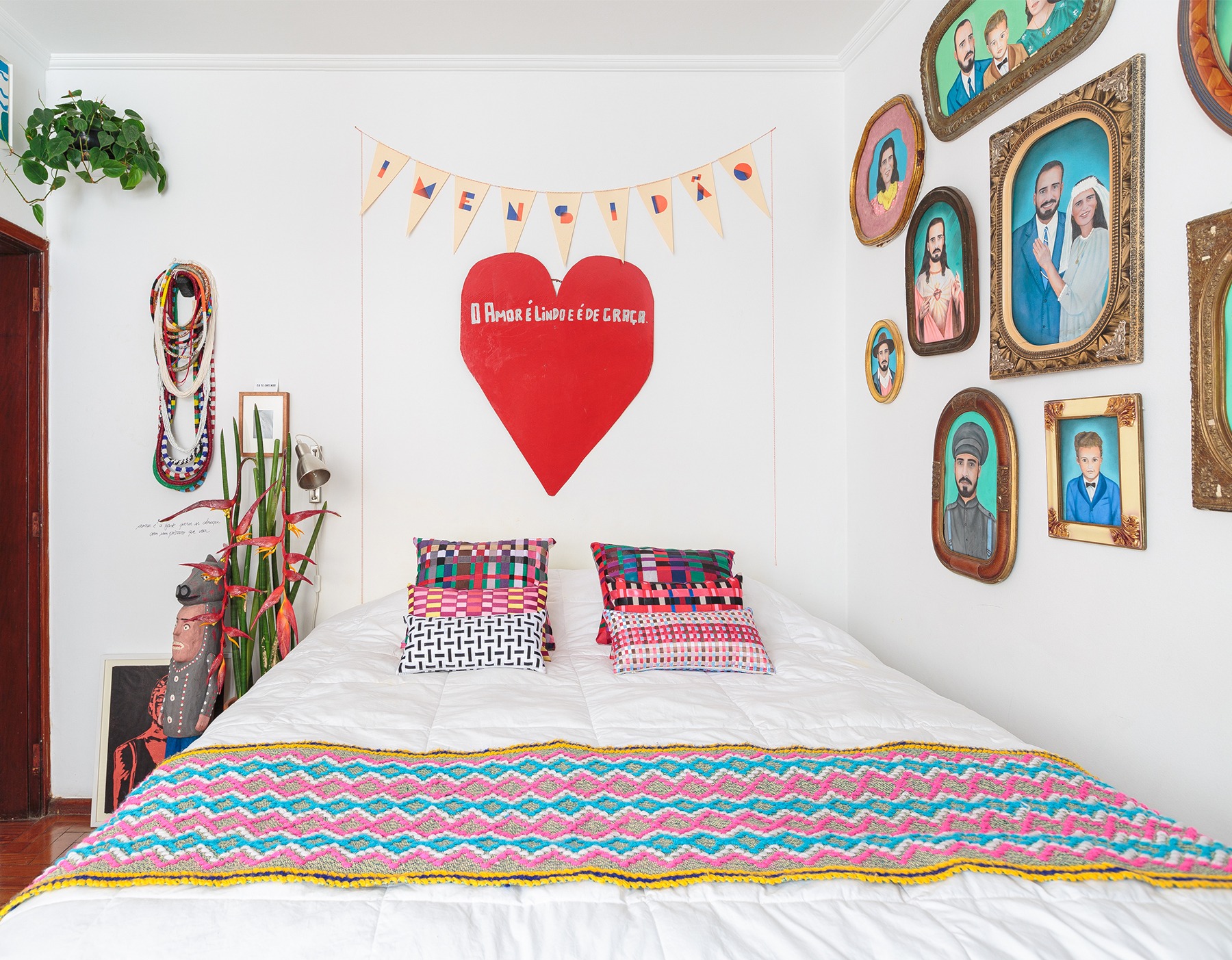 decoração quarto colorido com muitos quadros e varal decorativo