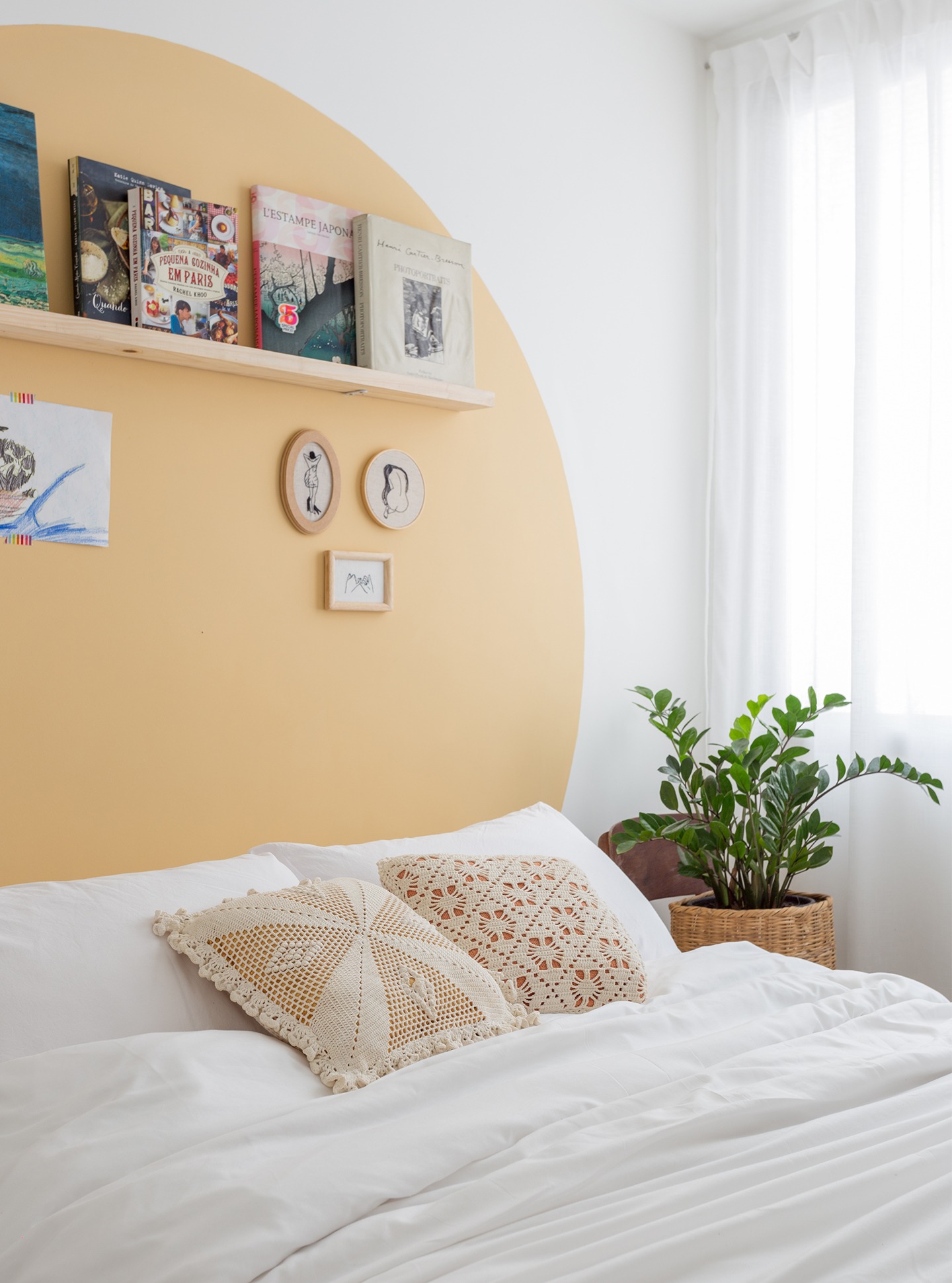 decoração Antes e depois de quarto pintura parede circulo amarelo cesto palha e almofada crochê