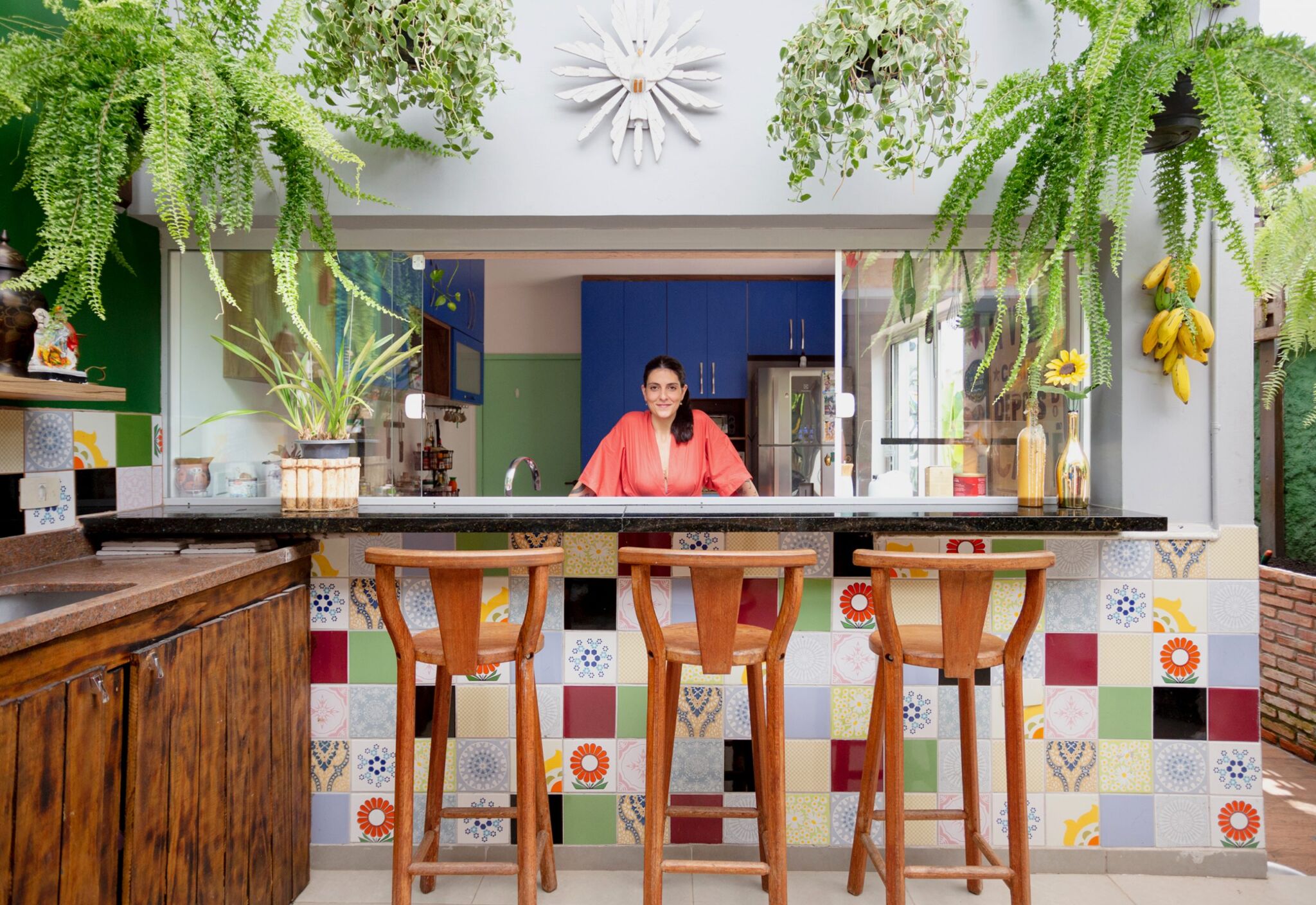 Jardim com azulejos coloridos retrato