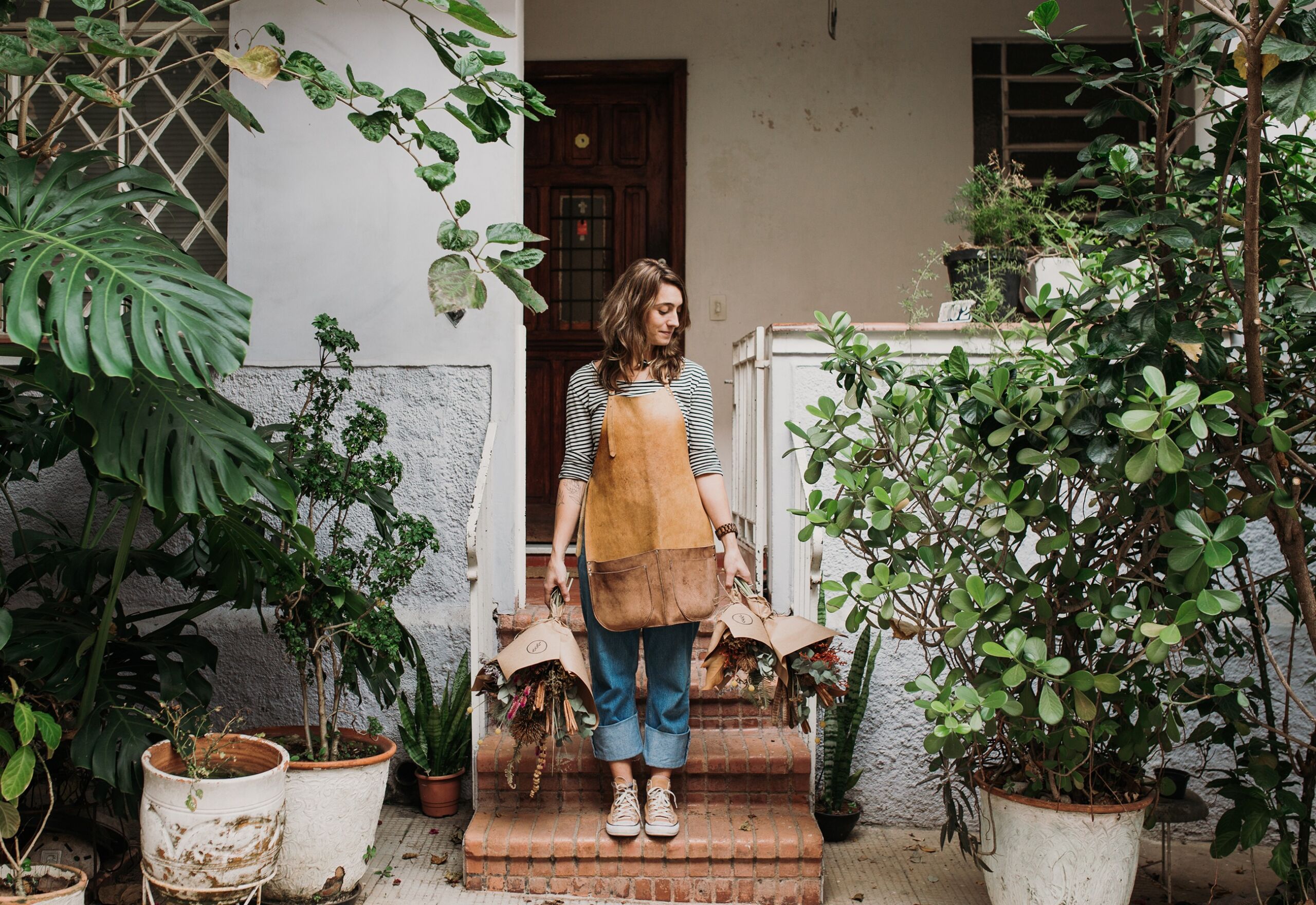 decoração retrato entrada casa com muitas plantas