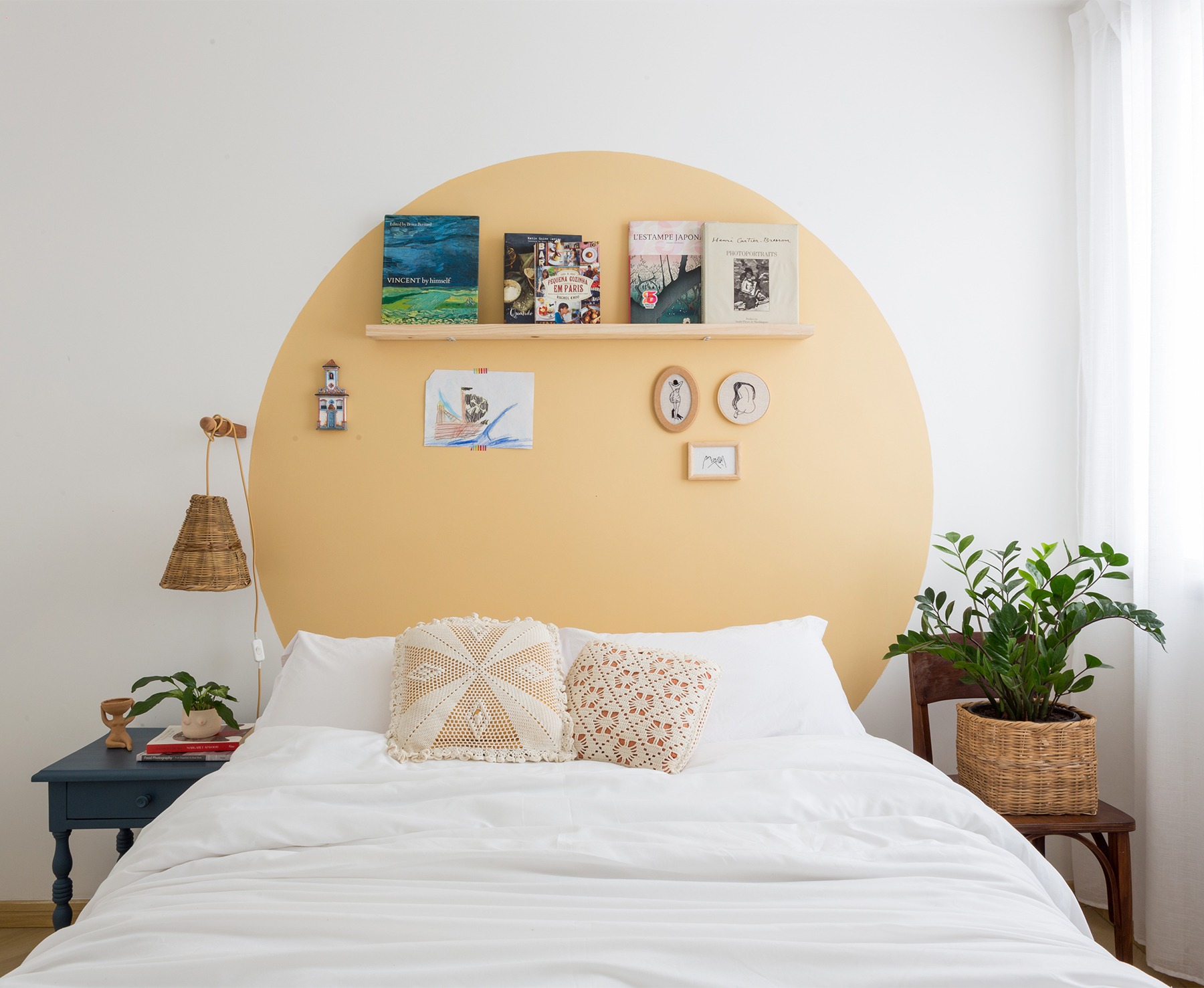 decoração Antes e depois de quarto com circulo tinta amarela