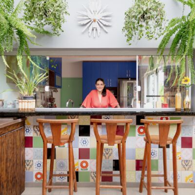 Jardim com azulejos coloridos