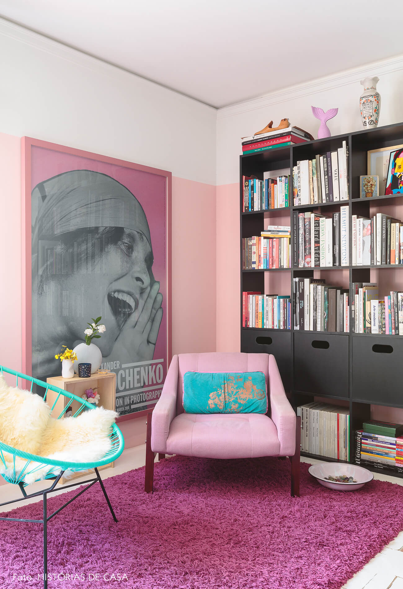 decoração colorida sala cadeira acapulco poltrona rosa