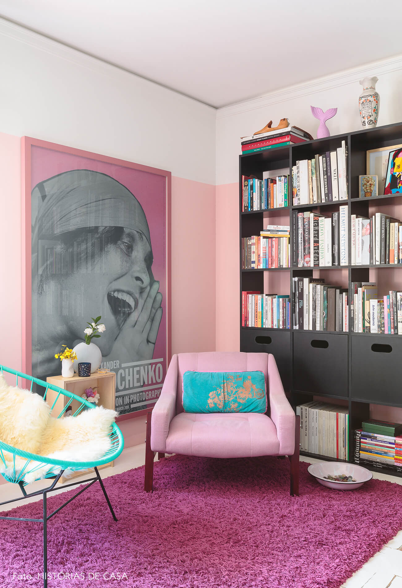 decoração colorida sala cadeira acapulco poltrona rosa