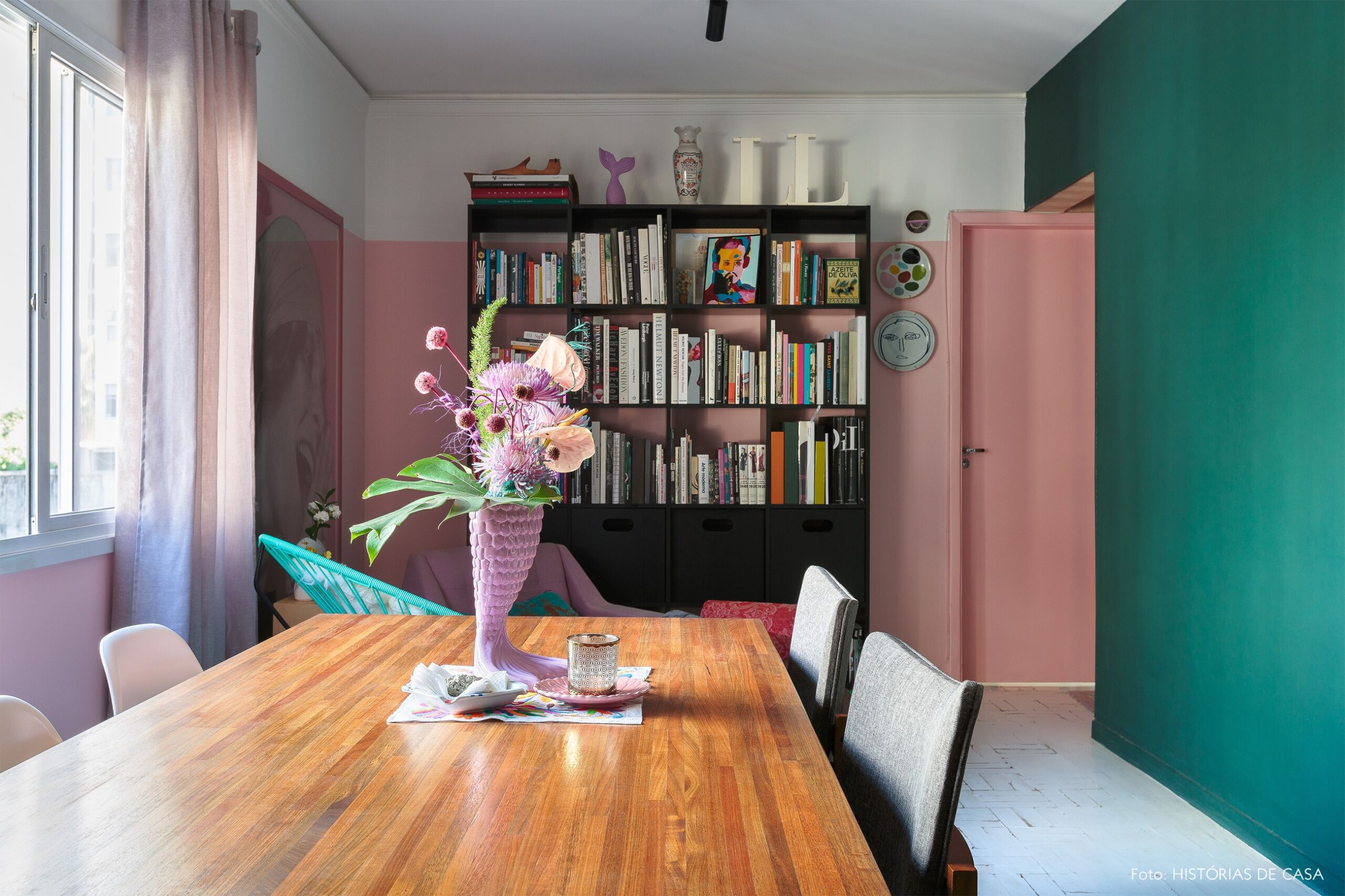 decoração colorida sala jantar cadeira acapulco paredes rosa e azul