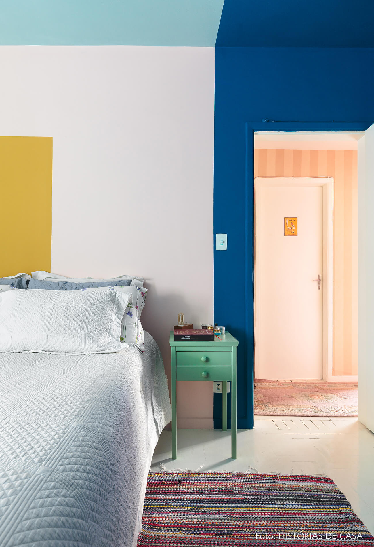 decoração colorida quarto parede amarela e porta azul