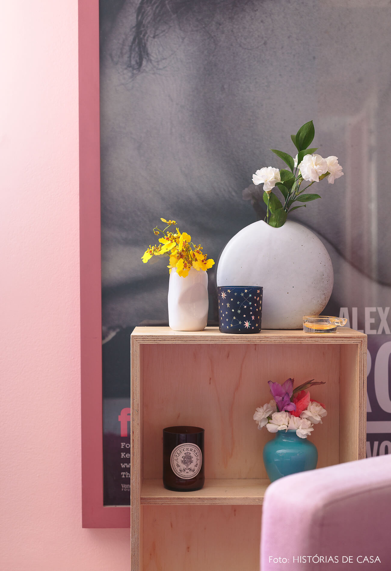 decoração colorida mesa lateral madeira poltrona e parede rosa