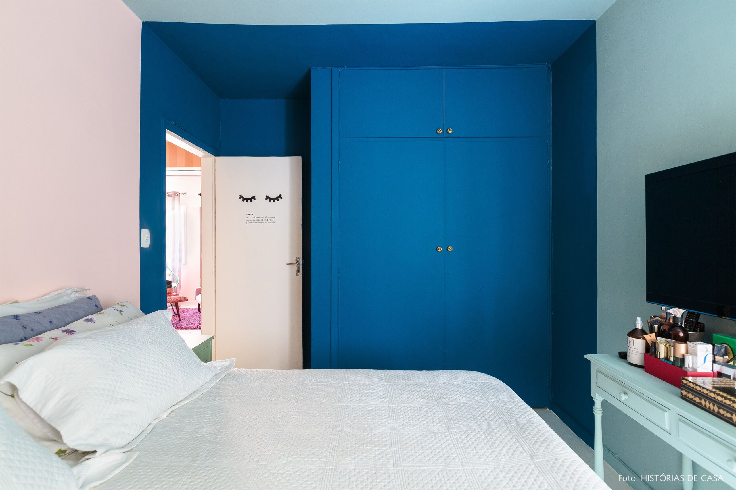 decoração colorida quarto com paredes rosa e azul