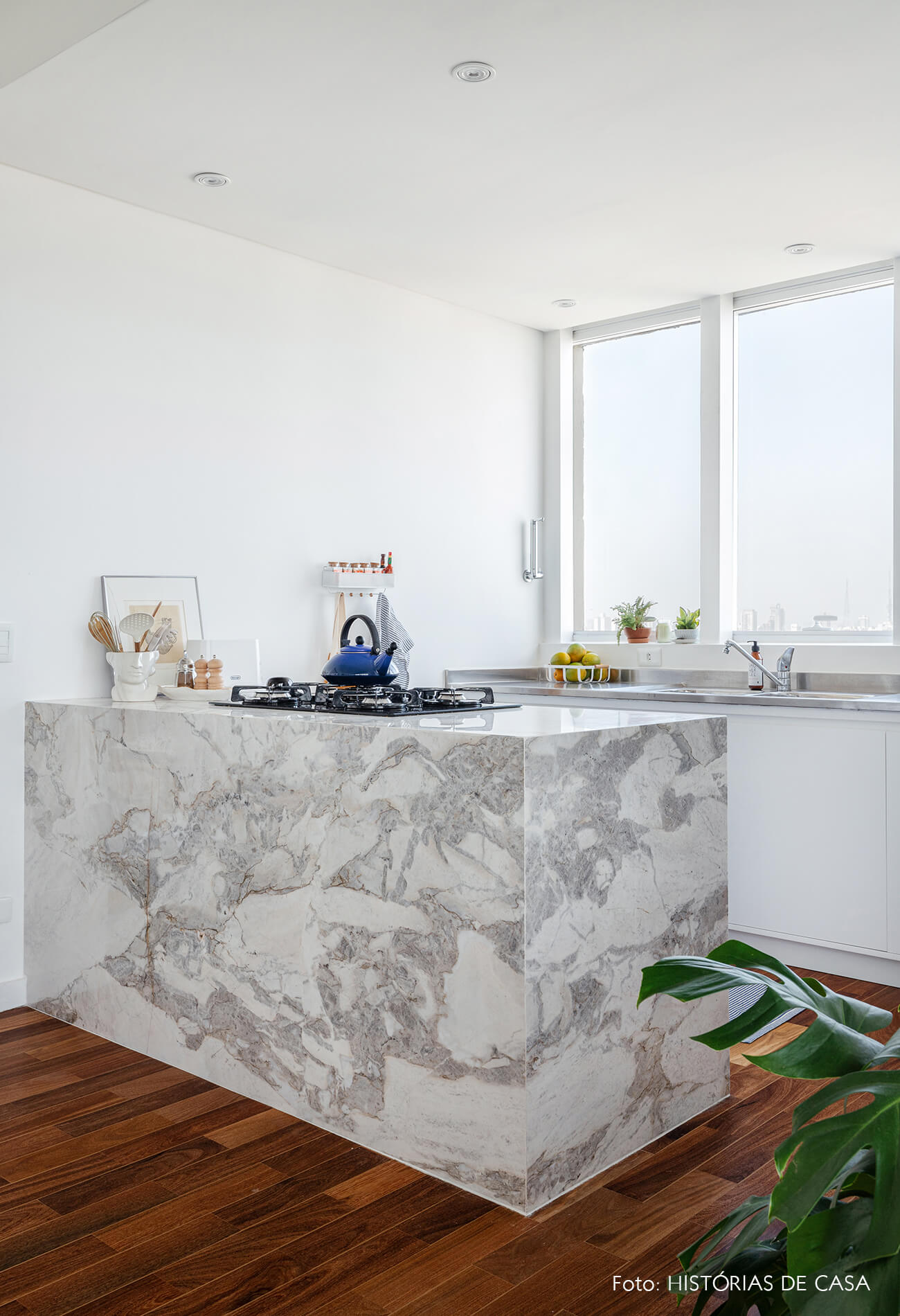 decoração cozinha clara bancada marmore