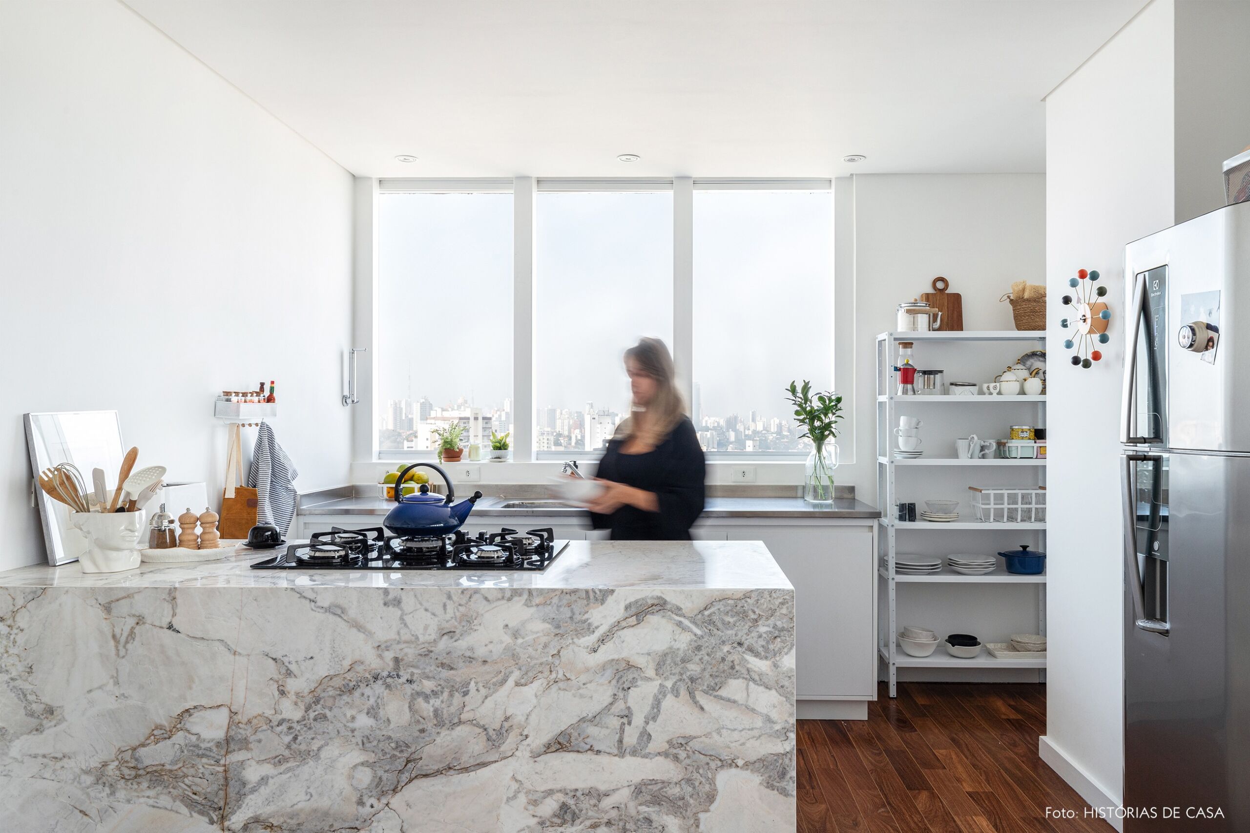 decoração cozinha clara com bancada marmore