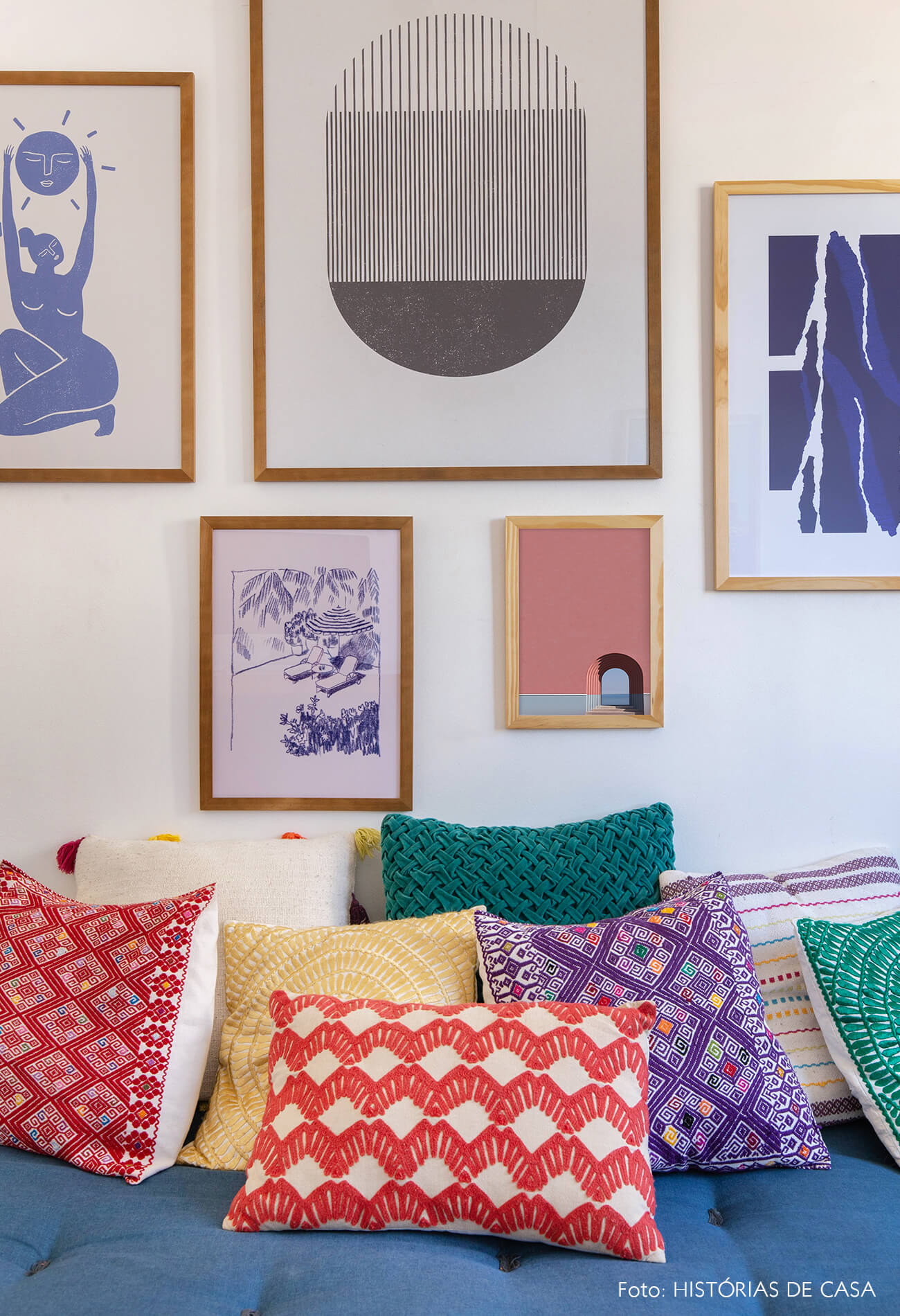 decoração composição quadros obrah almofadas coloridas