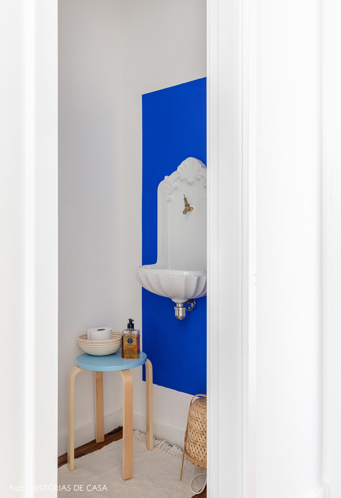 decoração lavabo com pia vintage parede azul