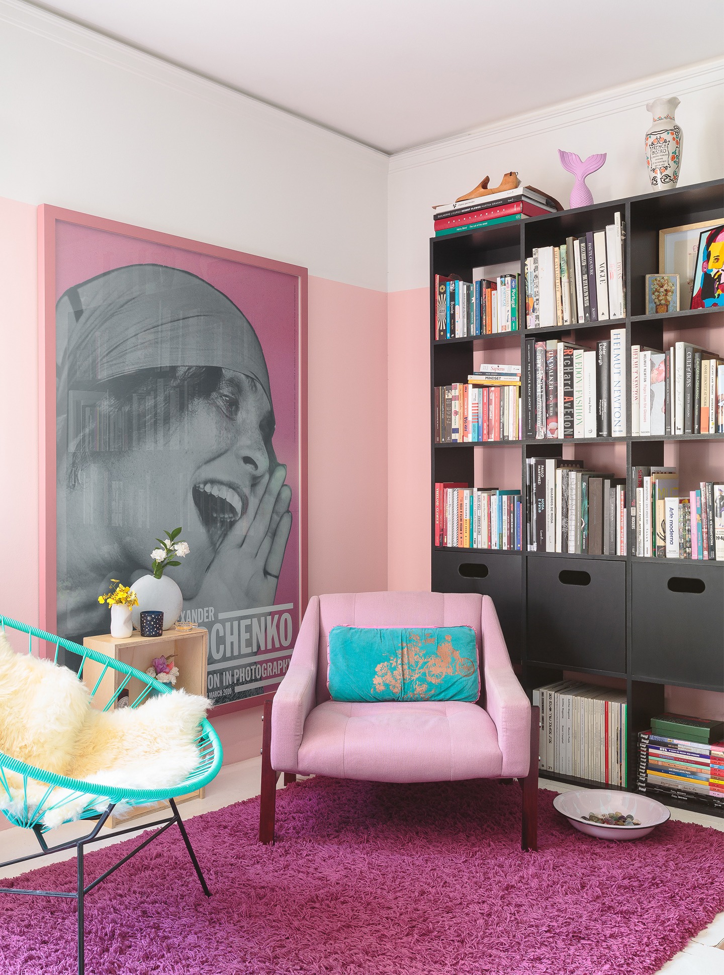 decoração colorida sala cadeira acapulco poltrona rosa estante preta